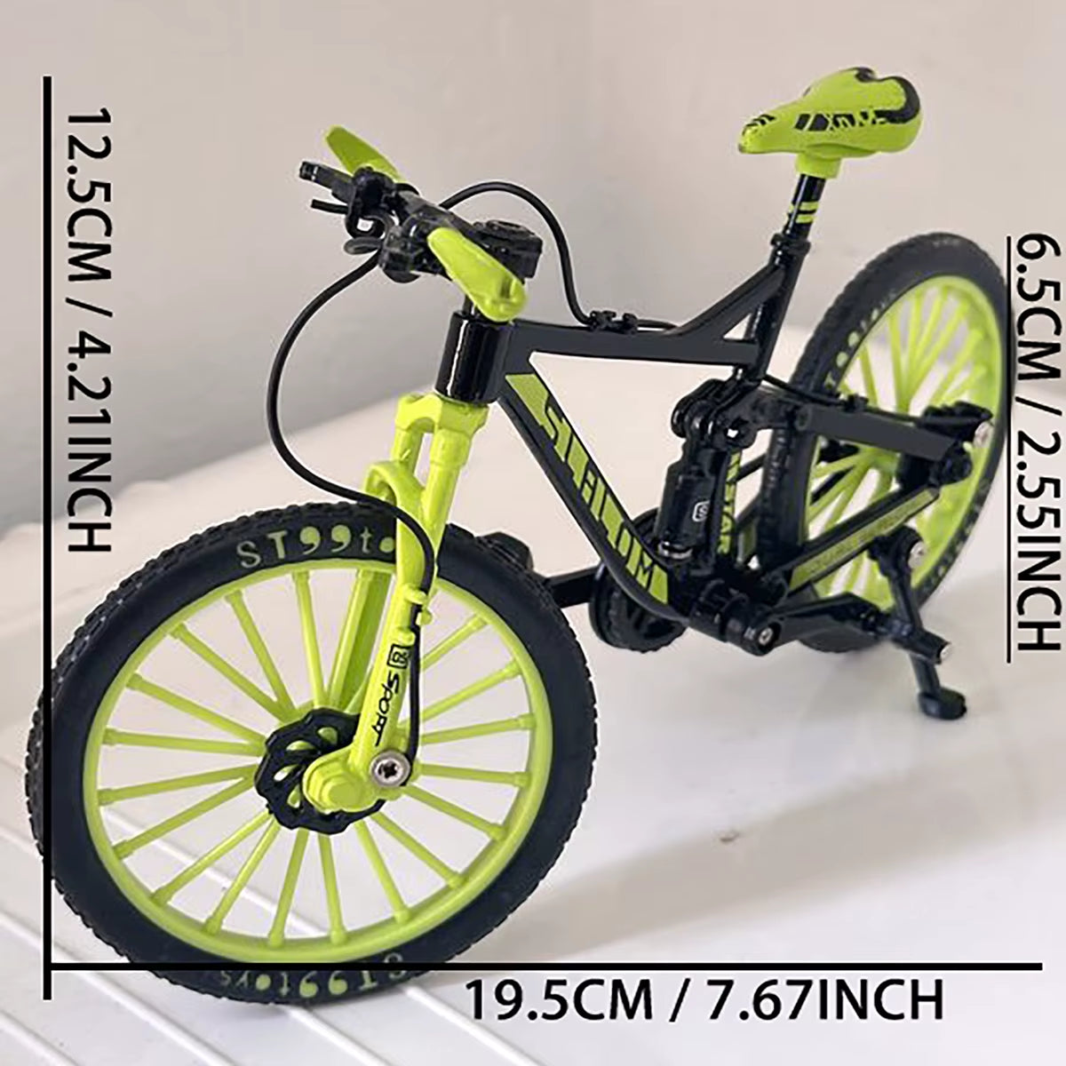 דגם אופני מרוץ בצבע שחור וצהוב עם תצוגה על מעמד