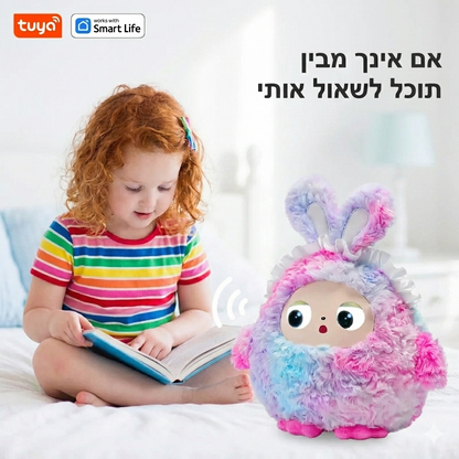 בובת AI אינטראקטיבית לילדים בזמן משחק עם ילדה בבית