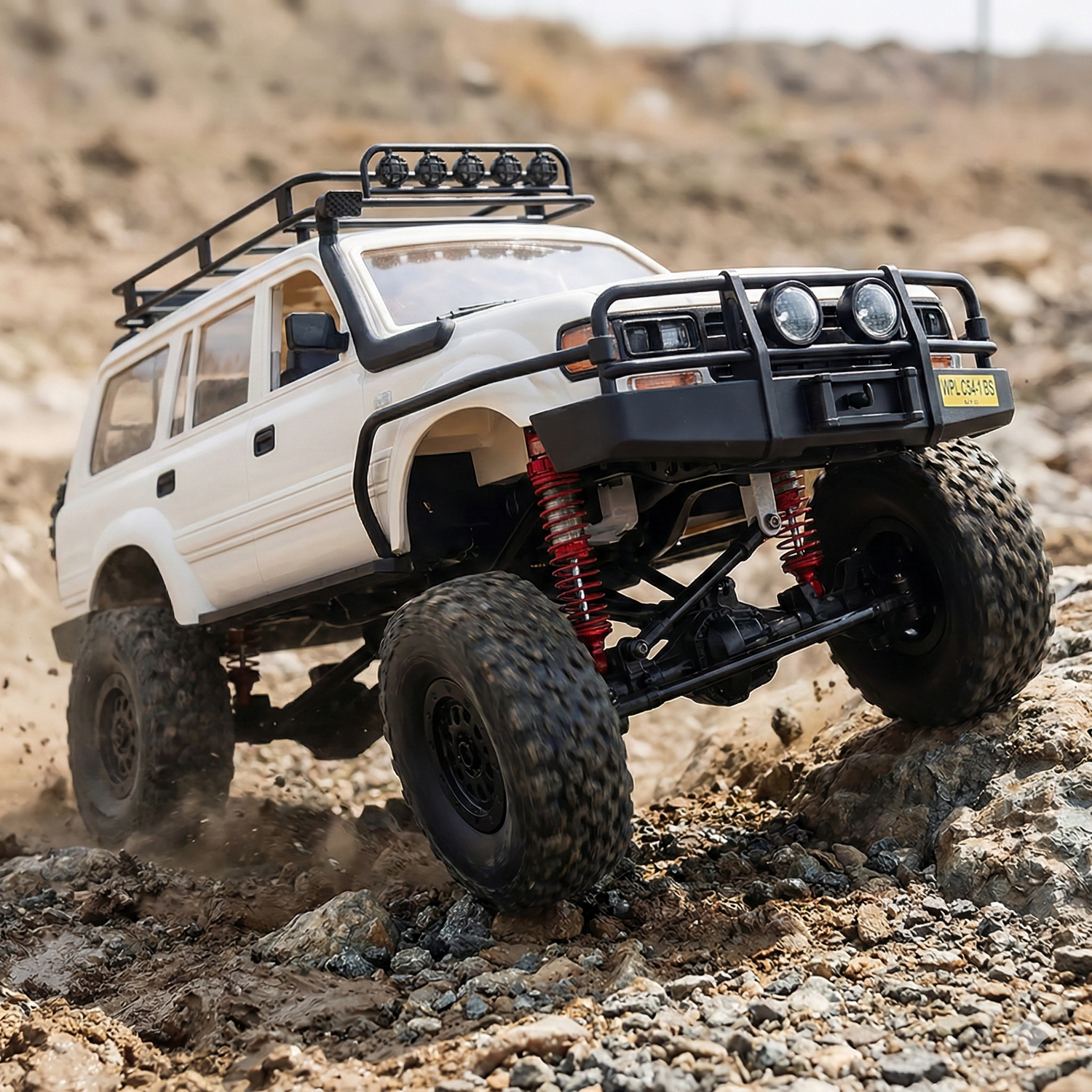 באנר רכב שטח על שלט 4X4 מהיר: רכב RC לבן נוסע בשטח מדברי, טקסט 'כוח בלתי ניתן לעצירה' – צעצוע רכב שלט לילדים