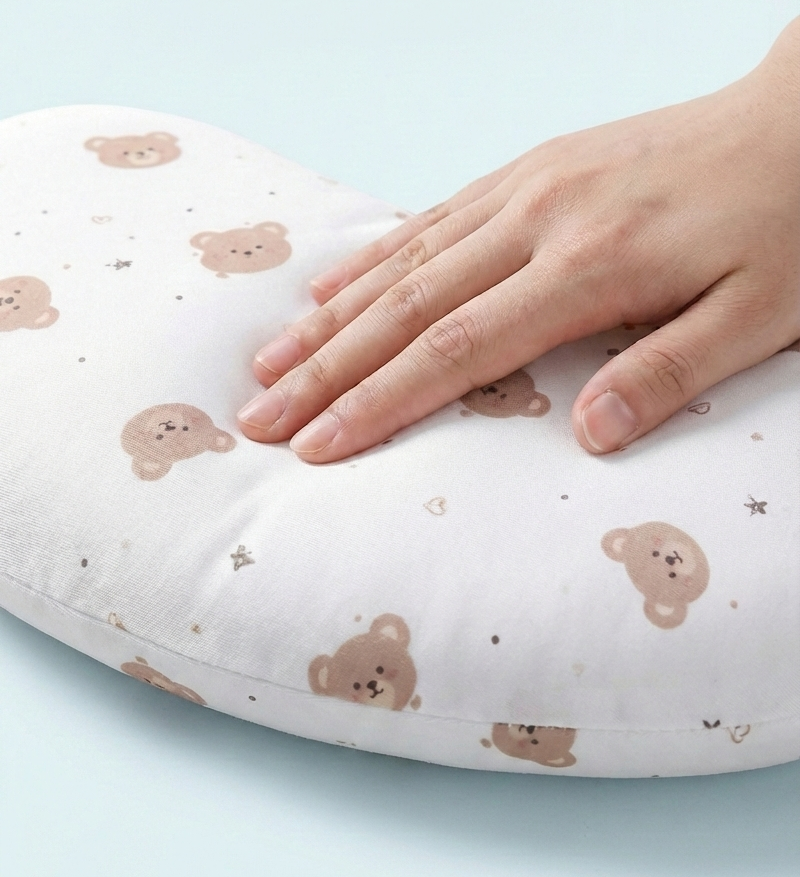 כרית צפה ותומכת לאמבטיית תינוק – משטח רחצה בטיחותי, מונע החלקה ומתקפל לרך הנולד (ניובורן). עיצוב מצויר, רך ומפנק.