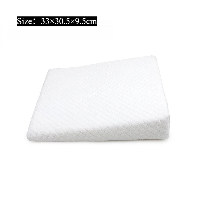 כרית שיפוע לתינוק בצבע לבן עם מבנה תומך ונוח