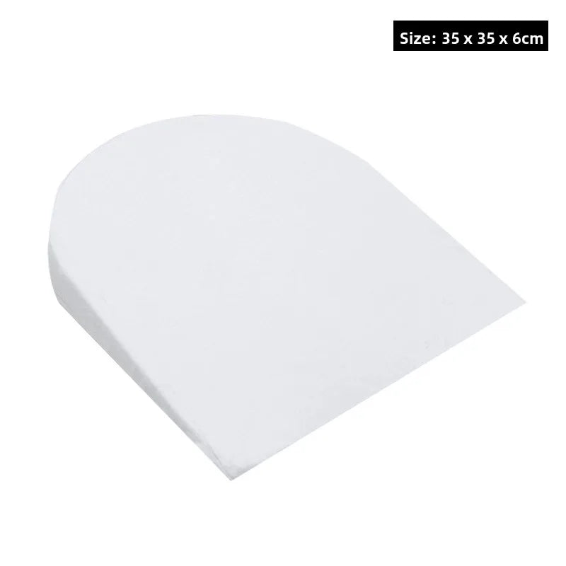 כרית שיפוע לתינוק בצבע לבן עם מבנה קל ותומך