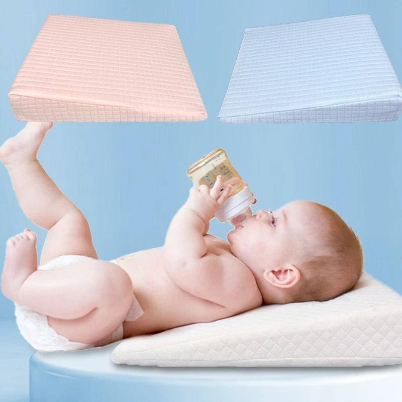 כרית שיפוע לתינוק עם הדגמת שימוש בזמן שכיבה