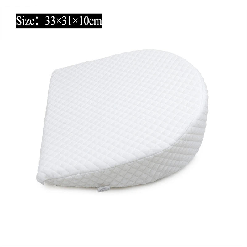 כרית שיפוע לתינוק בעיצוב מעוגל עם תמיכה עדינה