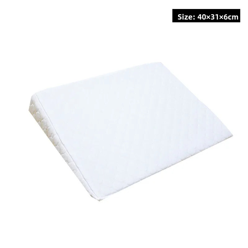 כרית שיפוע לתינוק בצבע לבן עם משטח נעים למגע