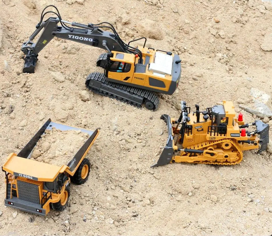 מחפר על שלט לילדים בזמן משחק חול עם כלי עבודה נוספים