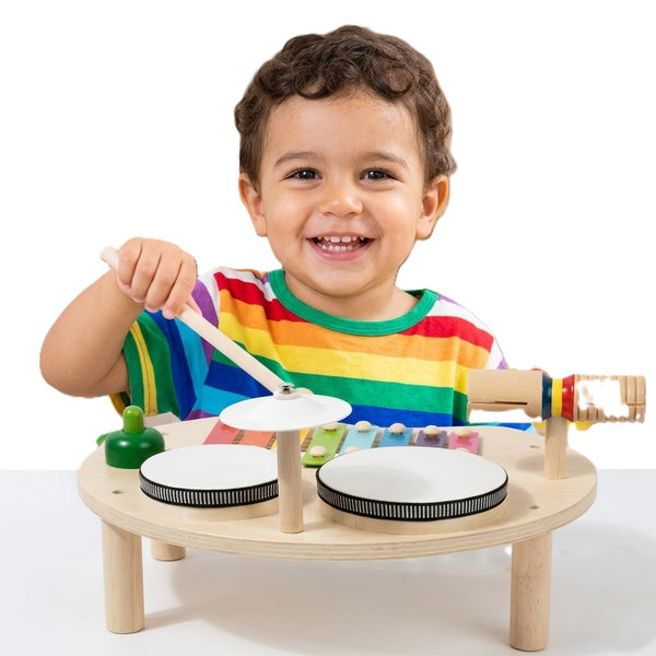 שולחן מוזיקלי מעץ לילדים עם ילד בזמן משחק מוזיקלי מהנה